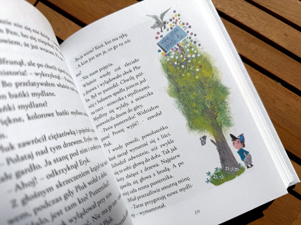Ilustracja i tekst z książki Pluk z samej góry. Chłopiec stoi pod drzewem i spogląda do góry