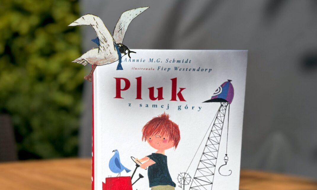 Okładka książki Pluk z samej góry z charakterystyczną ilustracją i tytułem na jasnym tle wydania dla dzieci