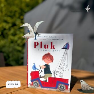 Okładka książki Pluk z samej góry z charakterystyczną ilustracją i tytułem na jasnym tle wydania dla dzieci