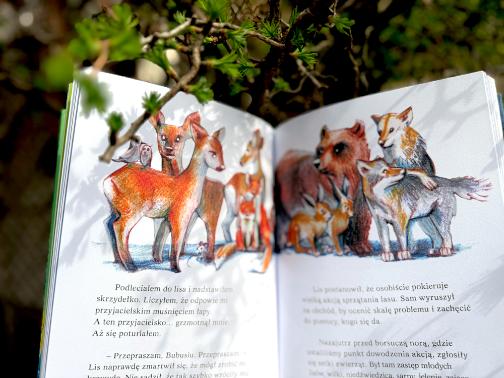 Grupa Leśnych zwierząt sprząta las ze śmieci. Widać lisa, sarny, dzika, ptaki i inne zwierzęta