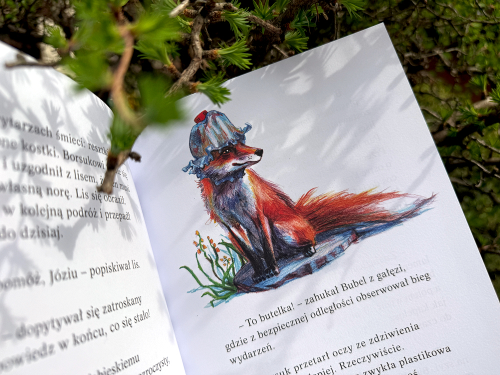 Kolorowa ilustracja lisa w czapce na stronie książki dziecięcej, detal rysunku z widocznym tekstem i gałęziami w tle