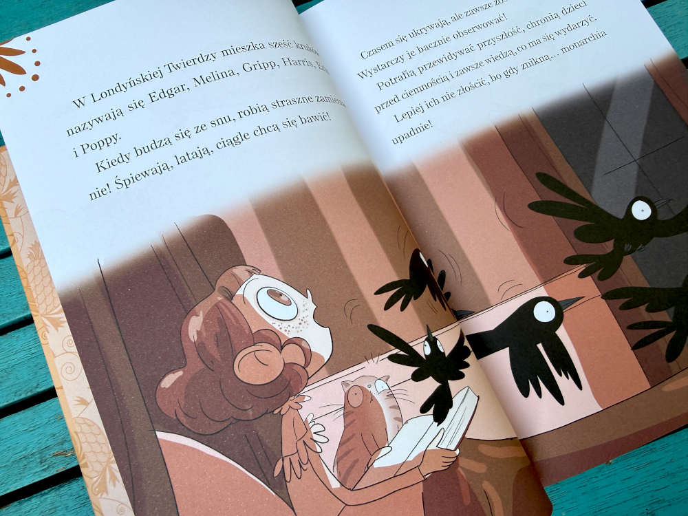 Ilustracja z książki Śledztwo Lady Berty Kruki z twierdzy – dziewczynka i kocur obserwują kruki w londyńskiej twierdzy