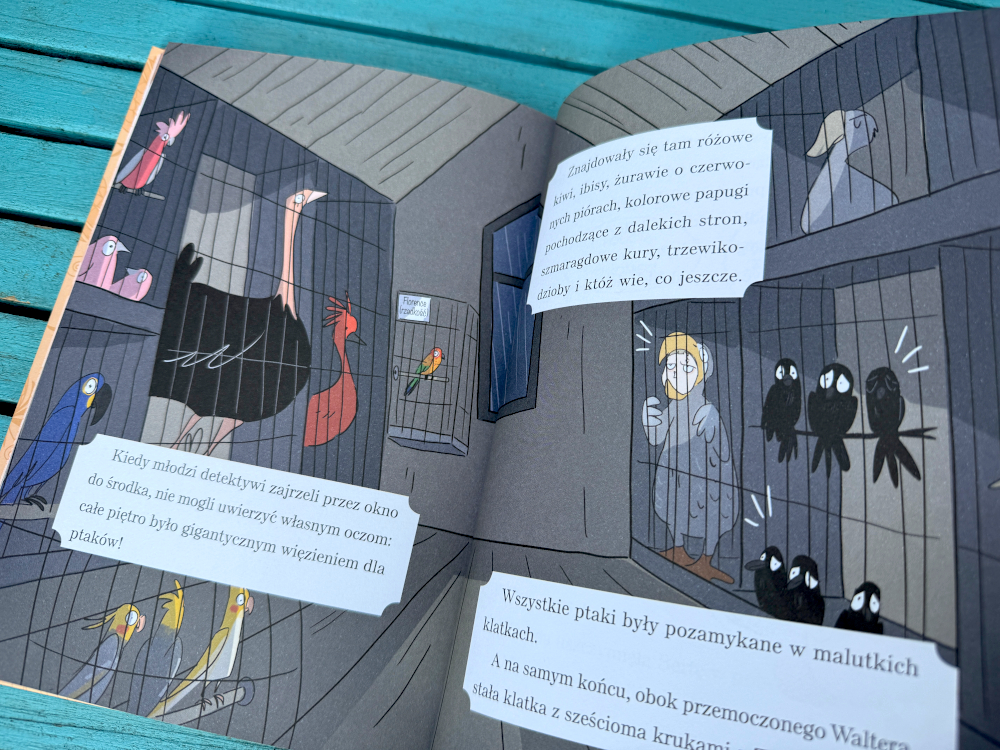 Ilustracja wnętrza z ptakami w klatkach – młodzi detektywi odkrywają miejsce przetrzymywania kruków i egzotycznych ptaków