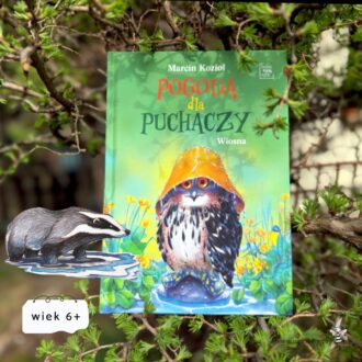 Okładka książki Pogoda dla Puchaczy Wiosna w plenerze, egzemplarz oparty o gałęzie z naturalnym, leśnym tłem
