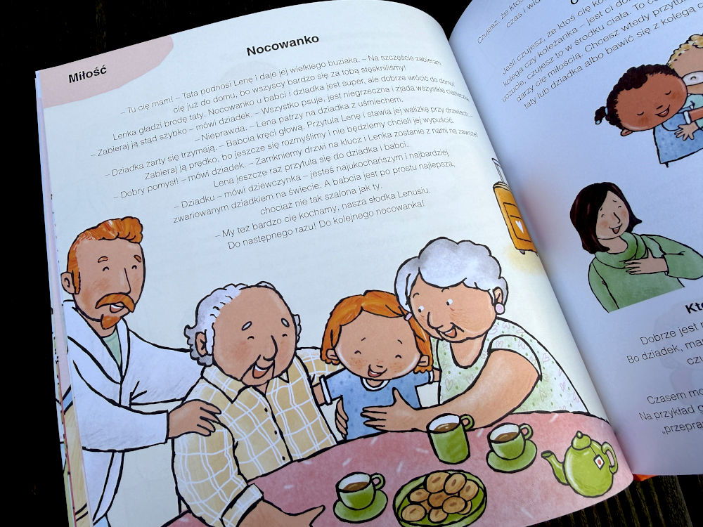 Rodzina. Dziecko, babcia, dziadek siedzą razem przy stole