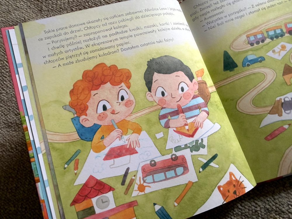 Ilustracja z książki dla dzieci przedstawiająca Kazika i kolegę podczas wspólnego rysowania na podłodze