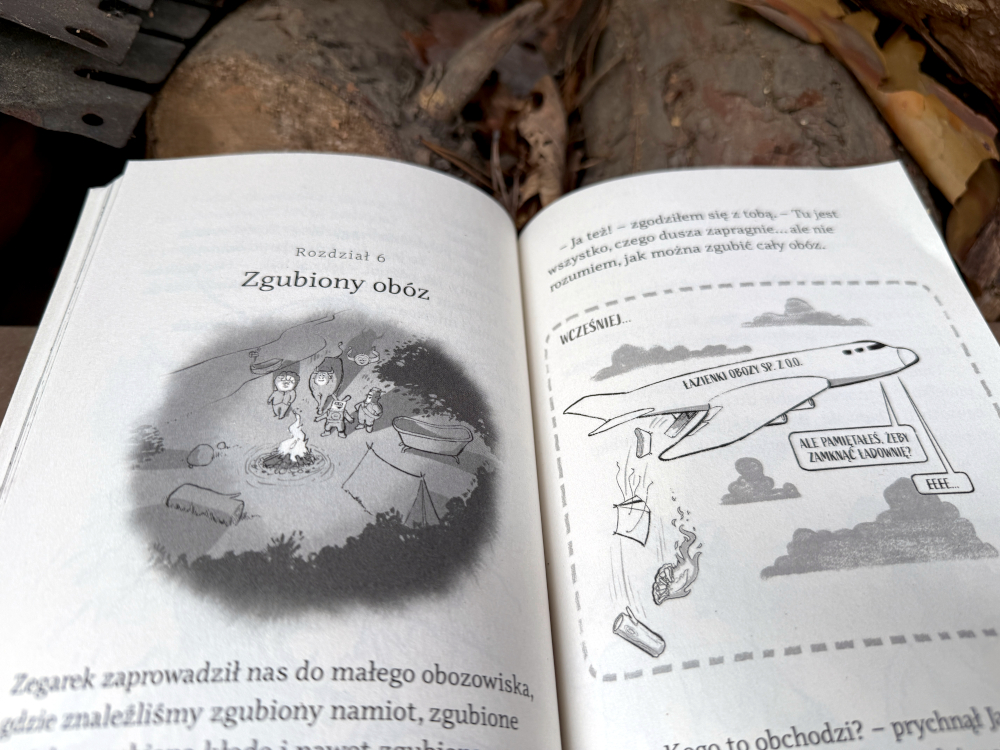 Wnętrze książki Kraina zaginionych rzeczy, rozdział Zgubiony obóz, ilustracja obozowiska i rysunek samolotu