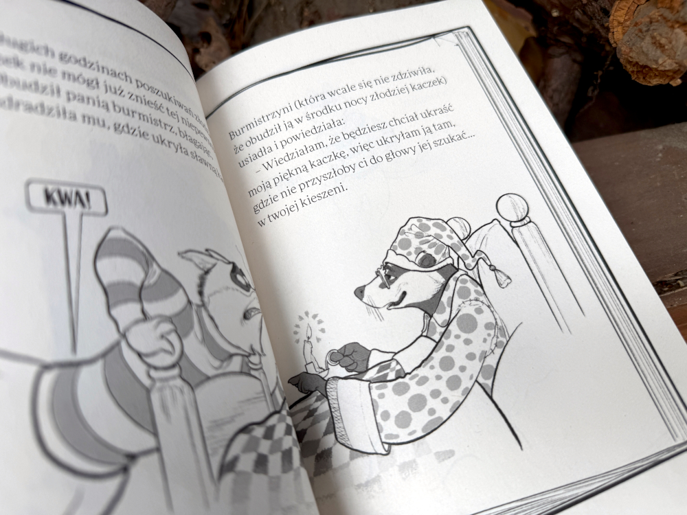 Ilustracja w książce Kraina zaginionych rzeczy, postać w łóżku nocą oraz fragment dialogu i rysunek bohatera