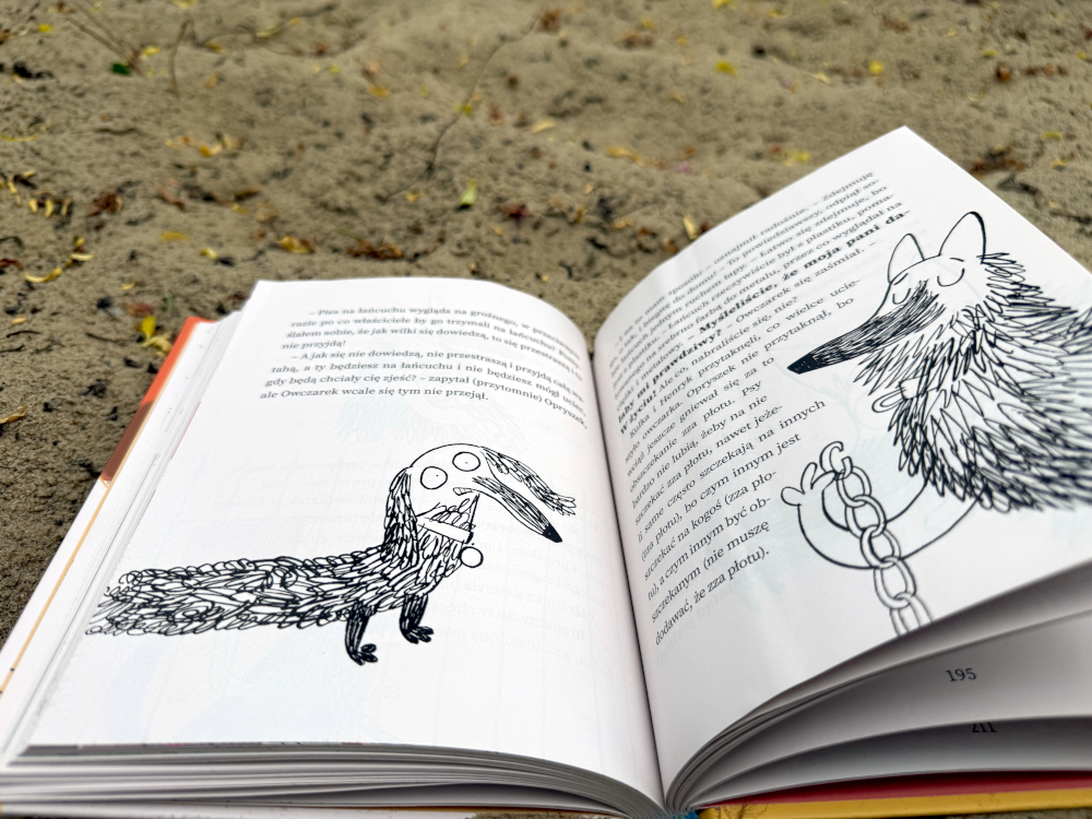 Czarno-białe ilustracje psów w książce dla dzieci o adopcji zwierząt i psiej przyjaźni