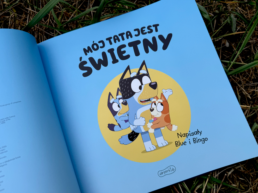 otwarta książka dla dzieci Bluey Mój tata jest świetny, ilustracja taty z Blue i Bingo na niebieskim tle
