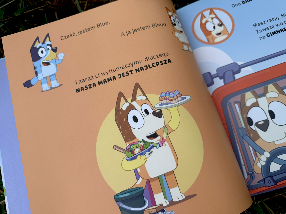 wnętrze książki Bluey Moja mama jest najlepsza, scena z mamą trzymającą jedzenie i tekstem o najlepszej mamie