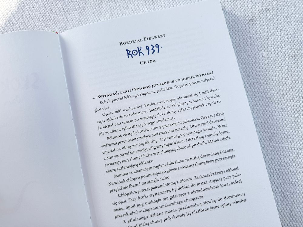 Otwarta książka Skoki przez epoki z rozdziałem o roku 939 i dużą, czytelną czcionką dla dzieci