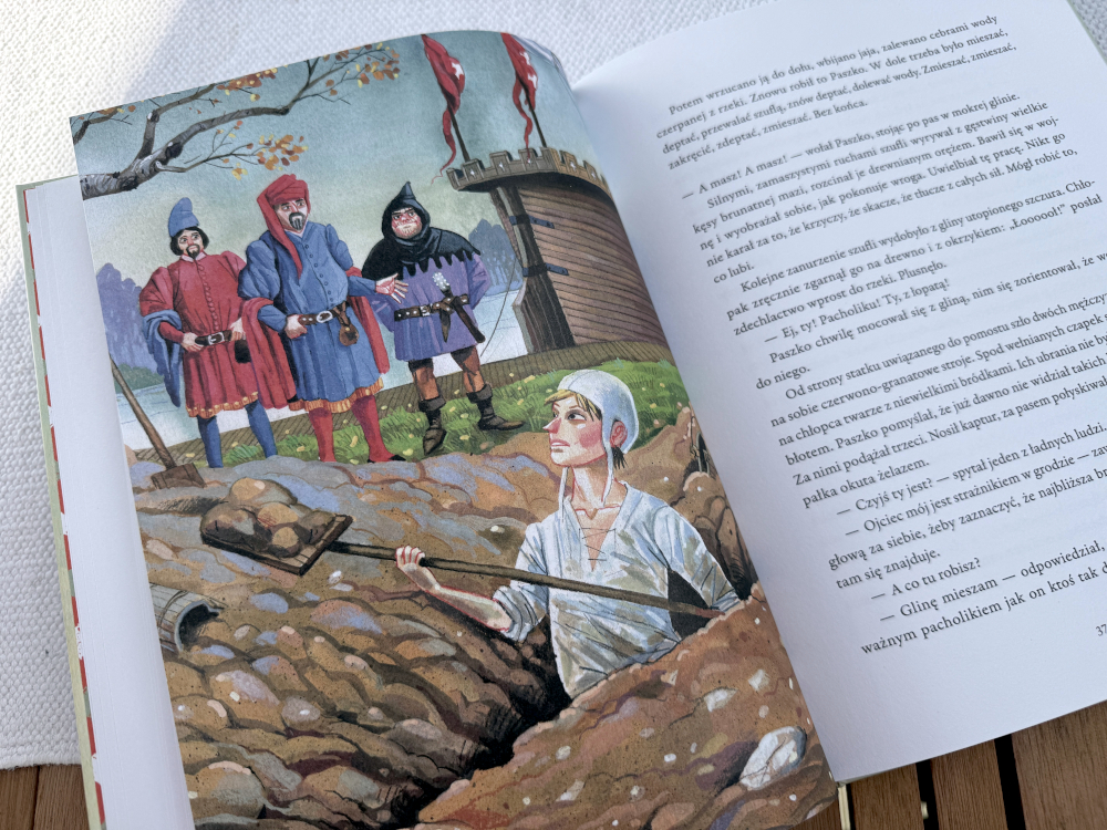 Barwna ilustracja pracy przy budowie grodu w książce edukacyjnej o historii dla dzieci