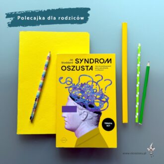 Syndrom oszusta żółta okładka książki na stole z ołówkami