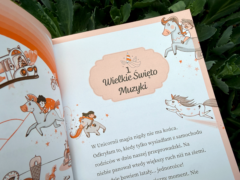 Rozkładówka książki Unicornia z rozdziałem Wielkie Święto Muzyki i ilustracjami jednorożców w pastelowych barwach