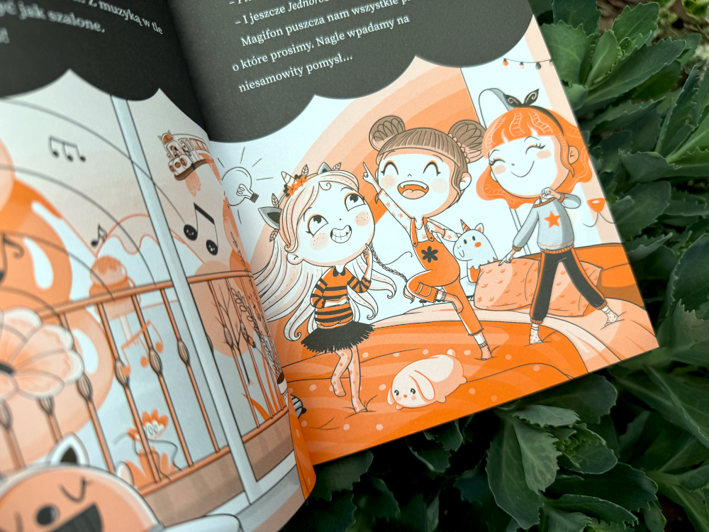 Ilustracja z książki Unicornia Zaczarowany taniec przedstawiająca przyjaciółki planujące taneczny występ w magicznej krainie
