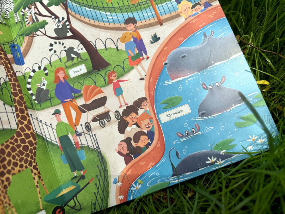 Szczegółowa ilustracja zoo z podpisanymi zwierzętami i elementami wspierającymi ćwiczenie spostrzegawczości dzieci