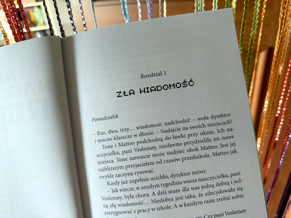 Ilustracja prezentująca pierwszy rozdział - Zła wiadomość z książki Nasz nauczyciel robot