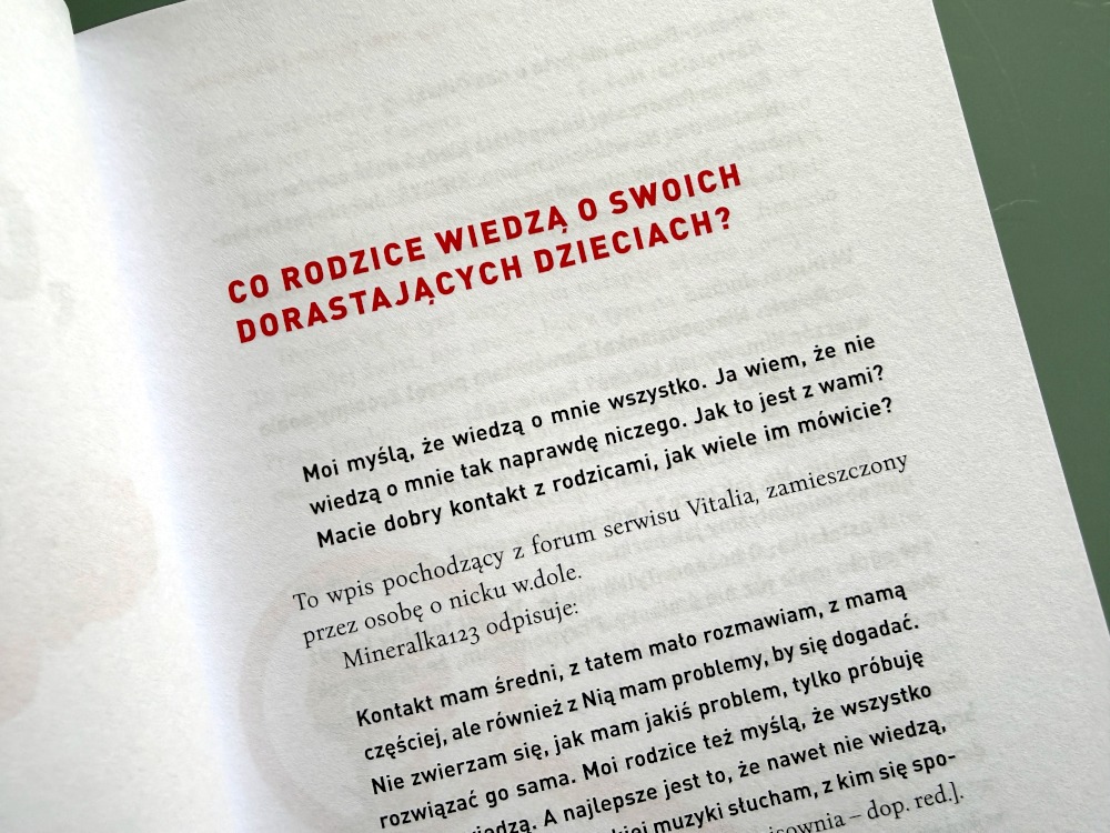 Wnętrze książki dla rodziców nastolatków z rozdziałem o komunikacji i relacji z dorastającym dzieckiem