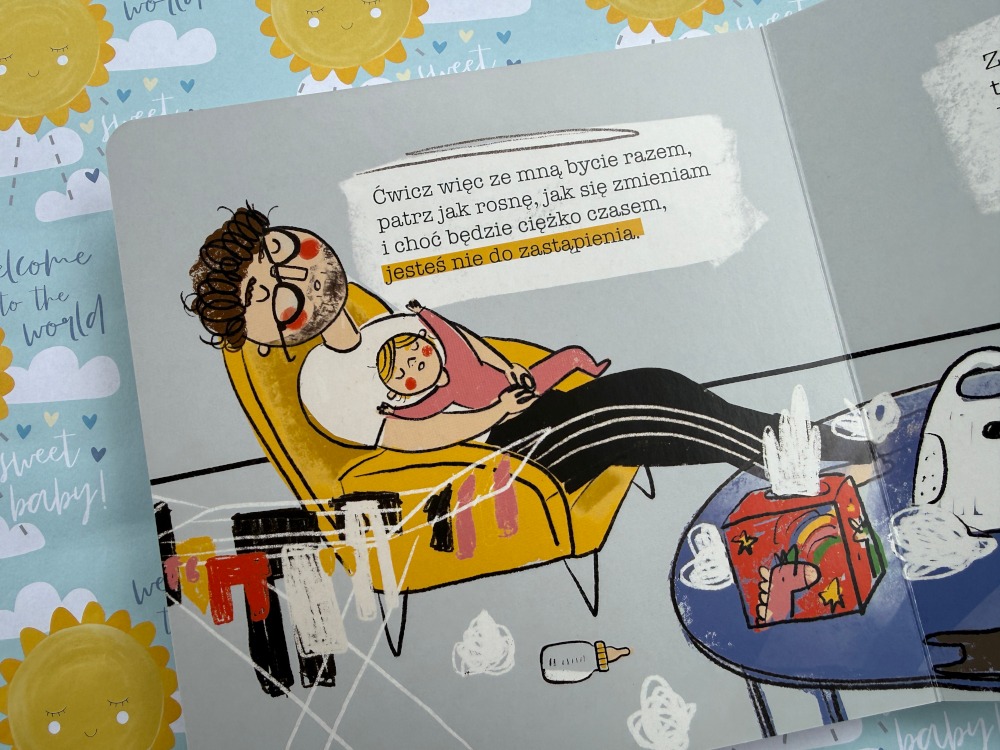 Ilustracja z książki dla dzieci o ojcostwie ze zmęczonym ojcem na fotelu i tekstem o bliskości.