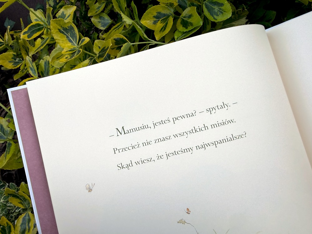 Otwarta strona książki z trzema linijkami tekstu zaczynającego się od pytania Mamusiu, jesteś pewna