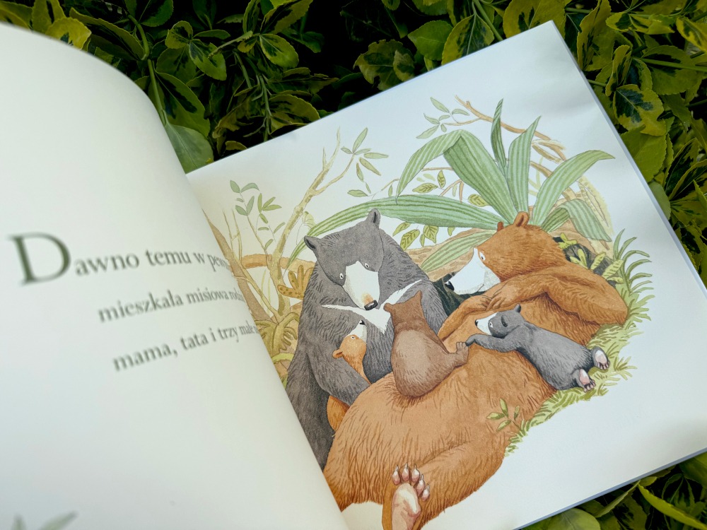 Ilustracja z książki Wszystkich was kocham najbardziej przedstawiająca pięcioosobową rodzinę niedźwiedzi w lesie.