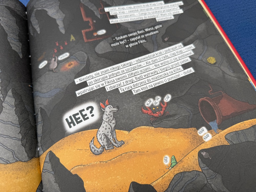 Ilustracja przedstawiająca Fikisa oraz zabawnych zwierzęcych bohaterów wspierających dzieci w odkrywaniu kolejnych zagadek.