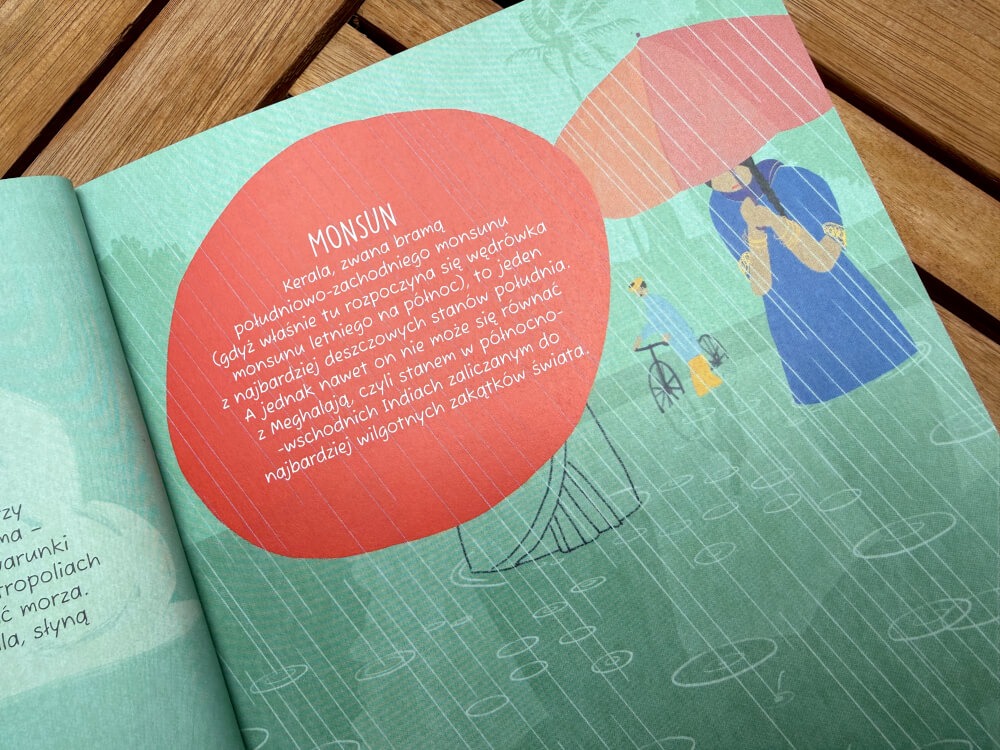Strona książki Indie od Bollywood do Tadź Mahal opisująca zjawisko monsunu z ilustracją deszczowej aury.