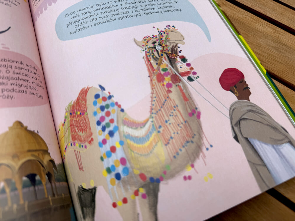 Strona poświęcona pustyni Thar z ilustracją wielbłąda ozdobionego tradycyjnymi tkaninami.