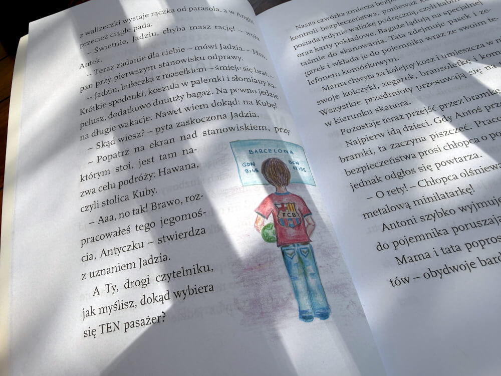 Ilustracja przedstawiająca chłopca w koszulce piłkarskiej stojącego przed tablicą odlotów na lotnisku