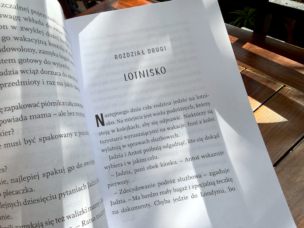 Strona książki z nagłówkiem Rozdział pierwszy Początek lata i opisem wyjazdu do Włoch