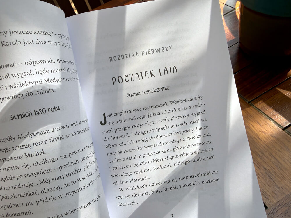 Strona książki z nagłówkiem Rozdział drugi Lotnisko i tekstem o podróży rodziny na wakacje