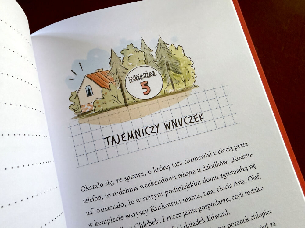 Grafika rozpoczynająca piąty rozdział książki, zatytułowany Tajemniczy wnuczek z domem w tle.