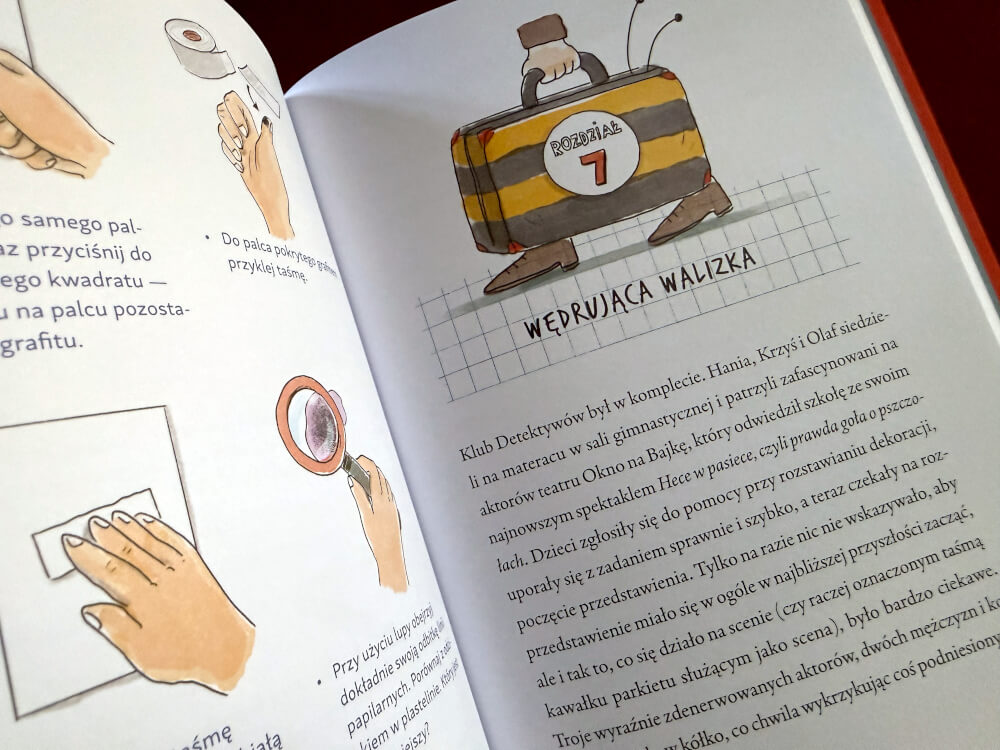 Strona z instrukcją pobierania odcisków palców i ilustracją otwierającą rozdział Wędrująca walizka.