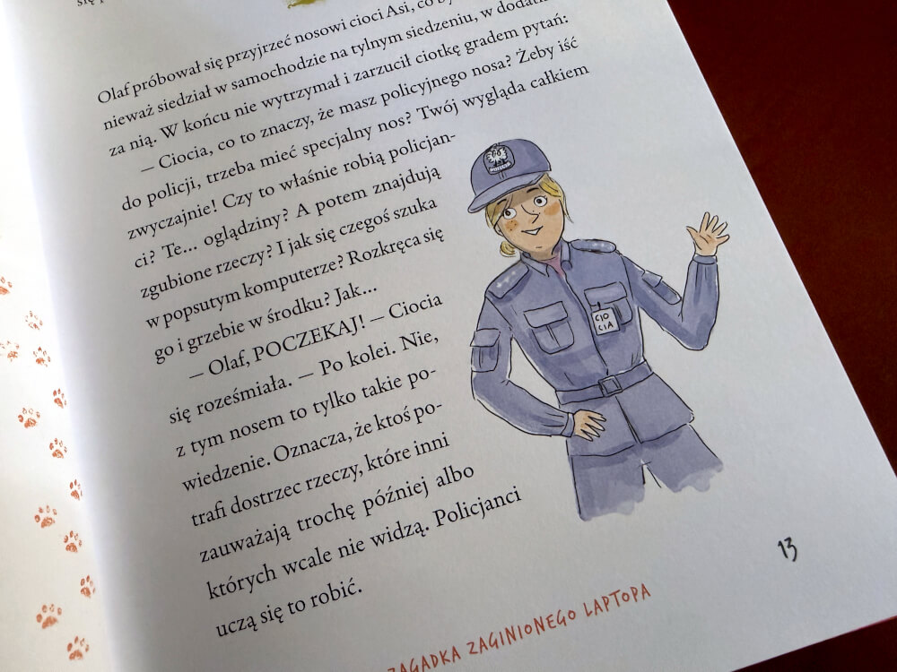 Ilustracja przedstawiająca postać cioci w policyjnym mundurze, prowadząca rozmowę o pracy detektywa.