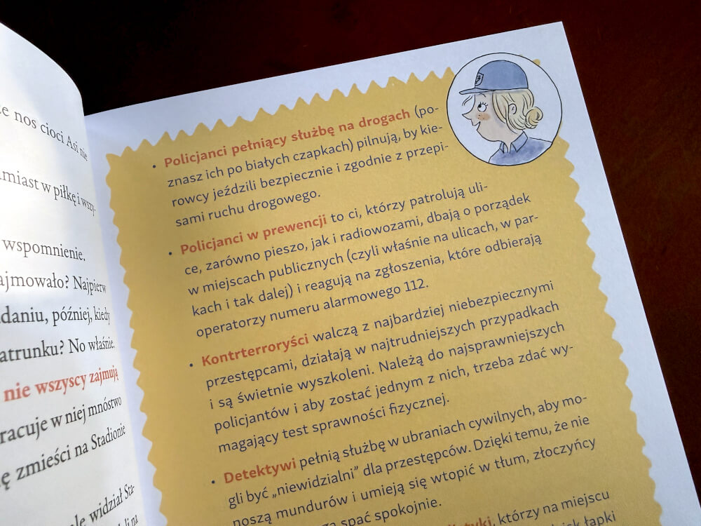 Edukacyjna strona książki wyjaśniająca zadania różnych służb mundurowych, w tym policji i detektywów.