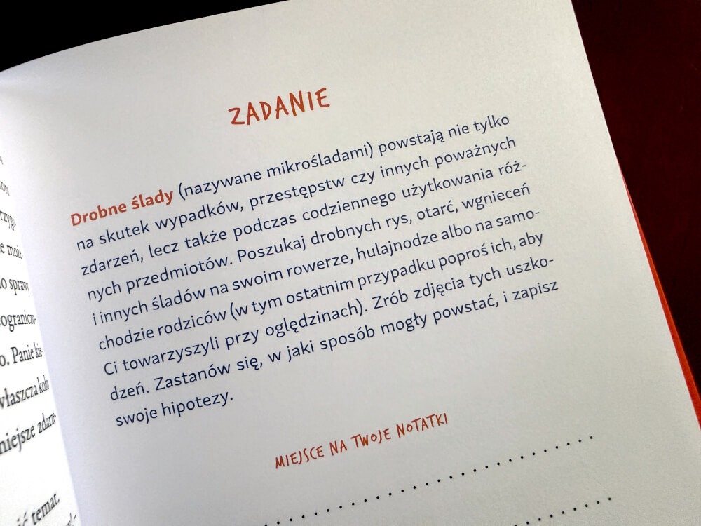 Strona podręcznika z zadaniem dla czytelnika dotyczącym identyfikacji drobnych śladów i mikrośladów.