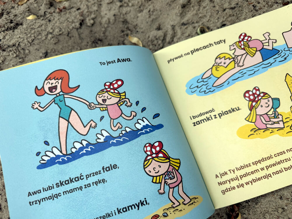 Ilustracja w książce, Awa trzyma mamę za rękę, skacząc przez morskie fale, oraz zbiera muszelki i kamyki. (