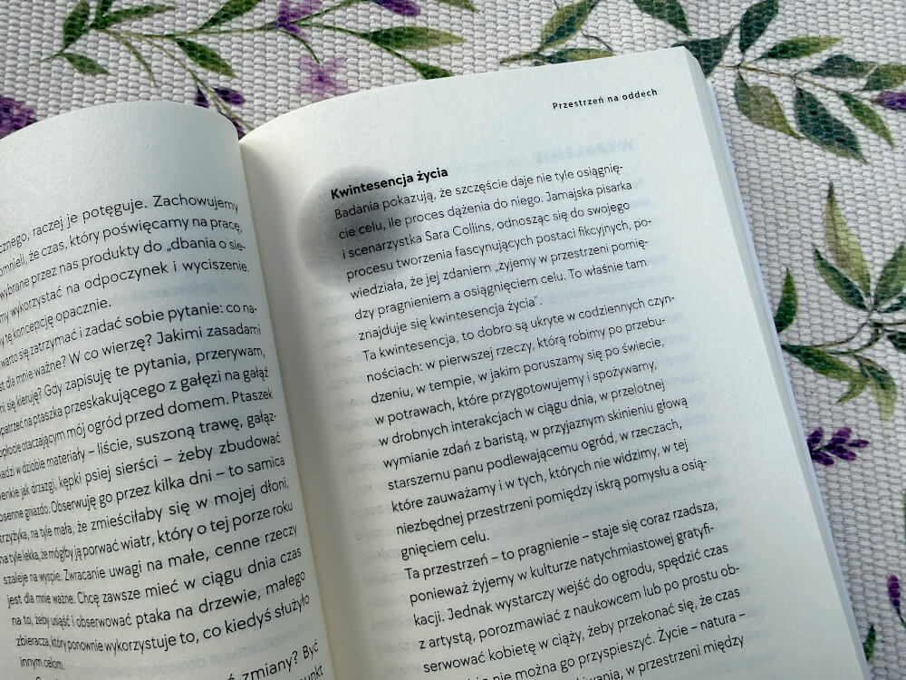 Otwarta książka Umysł, który oddycha z rozdziałem o odpoczynku, nawykach i dobrostanie psychicznym