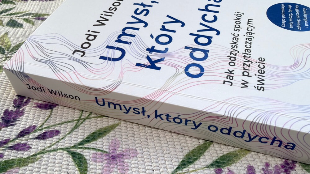 Grzbiet książki Praktyczne wskazówki w książce Umysł, który oddycha pomagające rozwijać uważność i spokojniejsze życie
