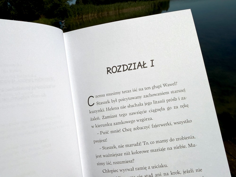 Otwarta strona książki prezentująca nagłówek pierwszego rozdziału