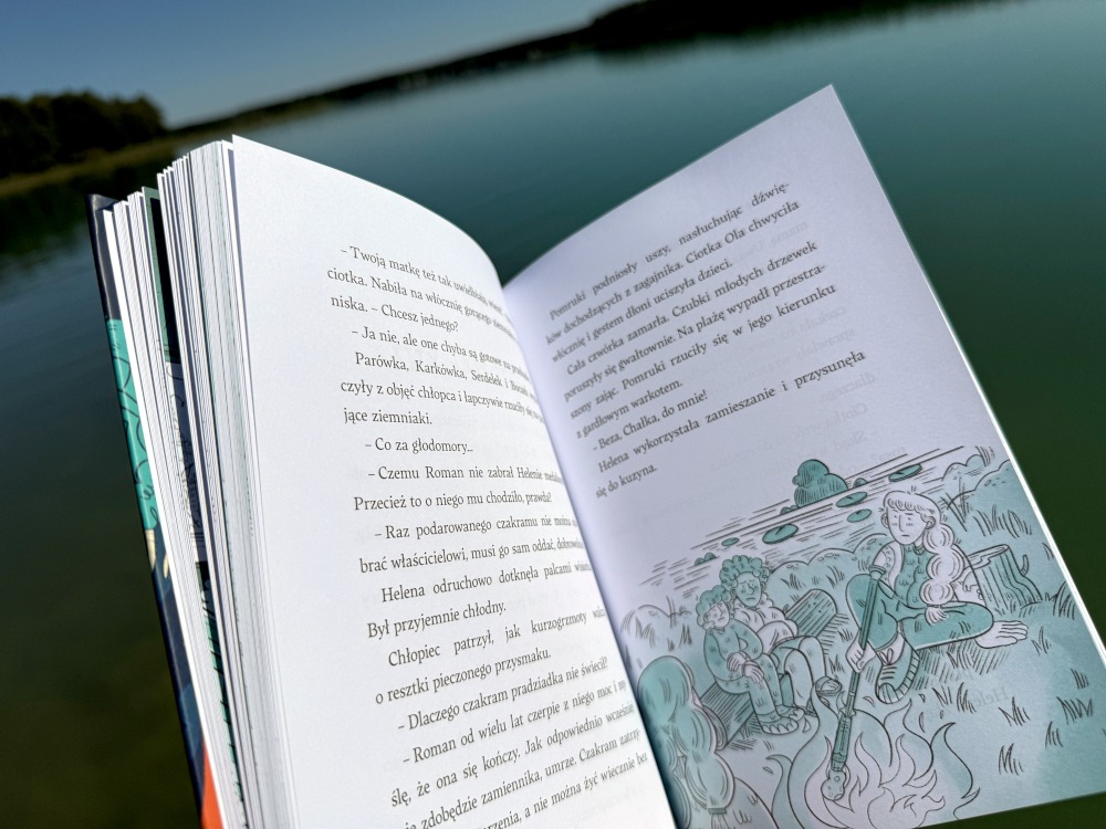 Czarno-zielona ilustracja dzieci siedzących przy ognisku nad jeziorem.