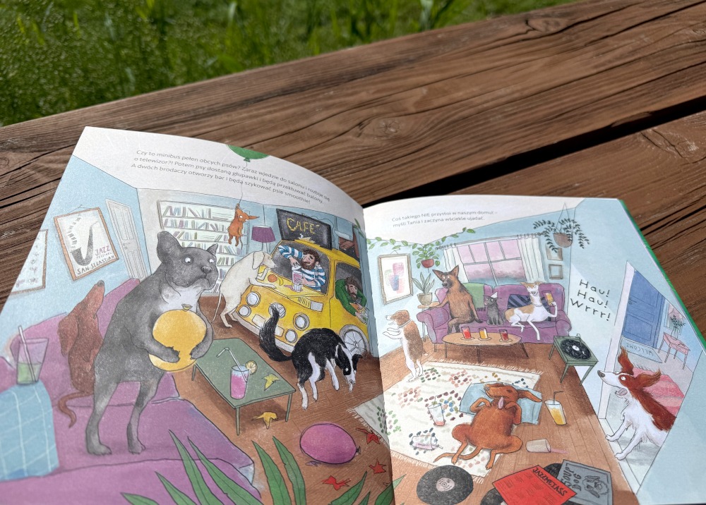 Ilustracja z książki Cicho Tania dość szczekania pokazująca salon pełen psów i żółty samochód w tle.