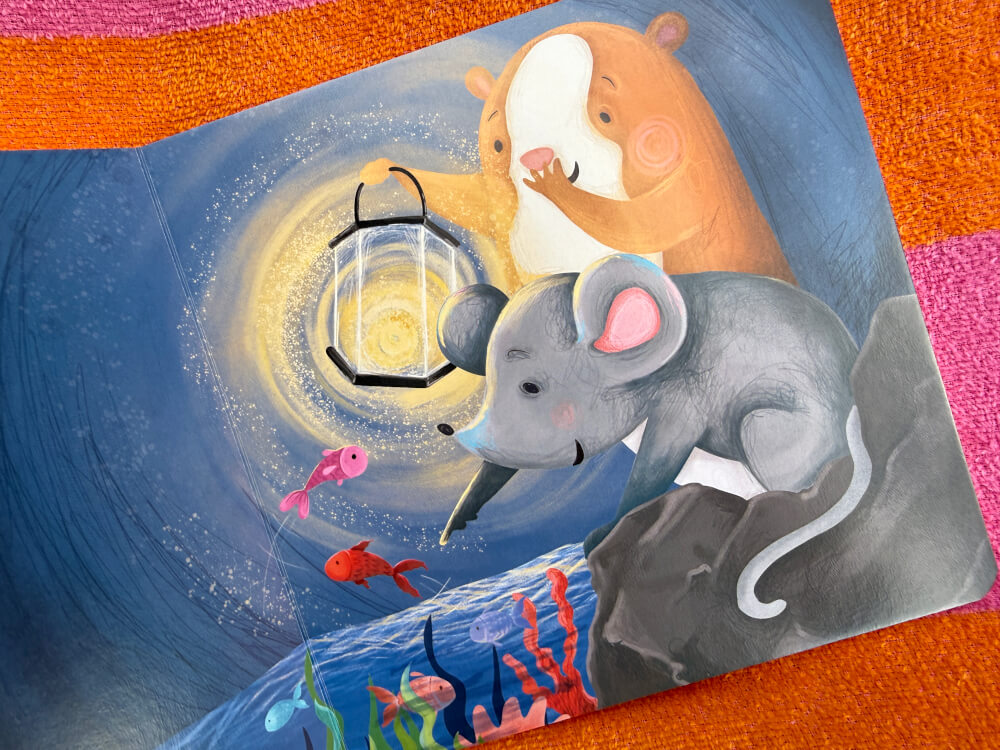 Ilustracja nocna ze świecącą latarnią, rybkami w wodzie oraz postaciami obserwującymi podwodne akwarium.