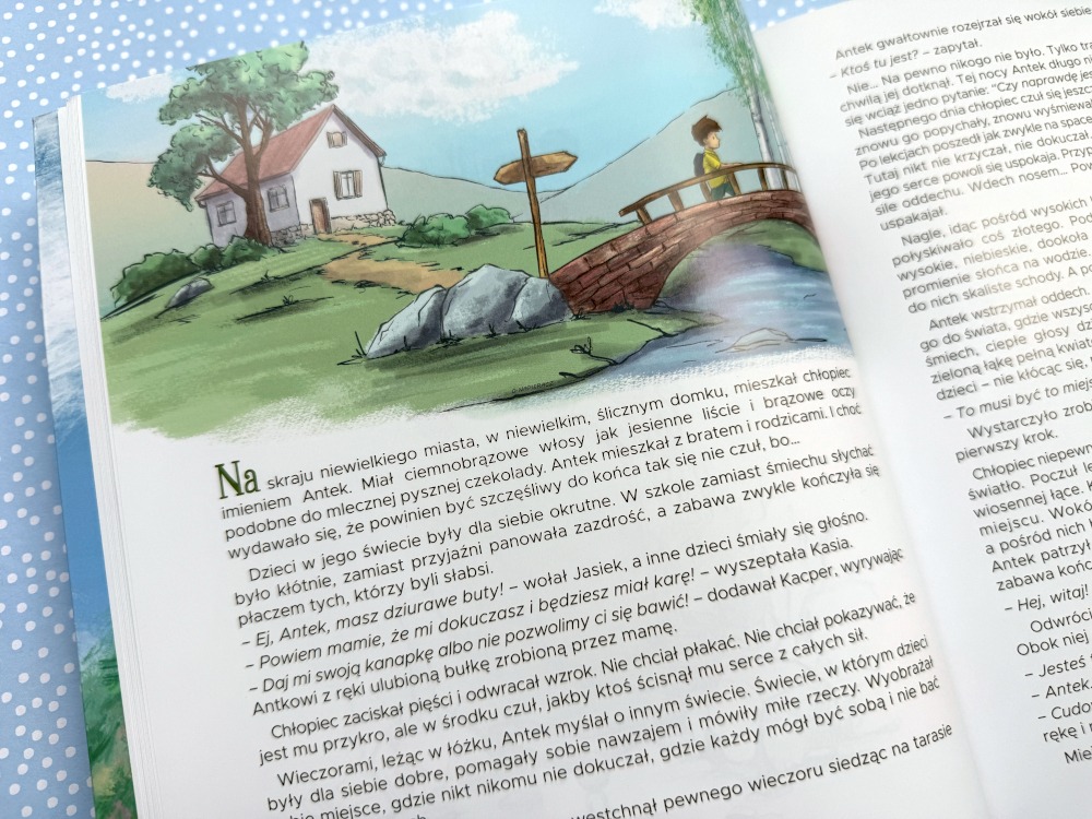 Ilustracja z książki Koraliki Opowieści o emocjach pokazująca malowniczy domek przy moście oraz tekst bajki.