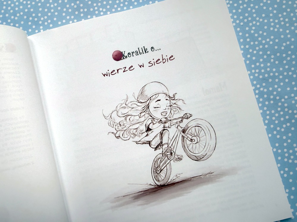 Ilustracja z książki Koraliki Opowieści o emocjach przedstawiająca dziewczynkę na rowerze w skateparku.