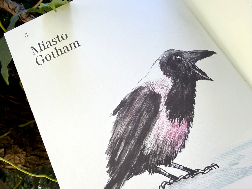 Strona książki Miasto Gotham z ilustracją czarnej wrony"