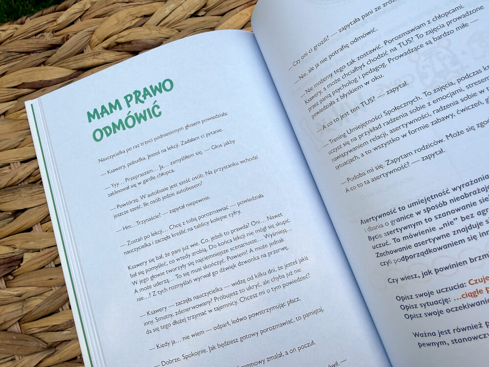 Tekst w książce Odporność psychiczna dziecka opisujący scenkę w szkole i rozmowę o pojęciu TUS oraz asertywności.