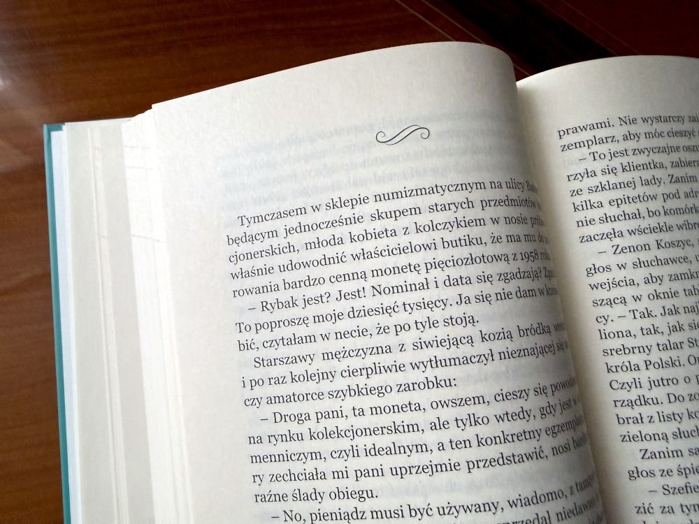 Tekst powieści Poszukiwacze Zaginionej Monety ze sceną rozmowy w sklepie numizmatycznym na temat cennej monety z 1958 roku