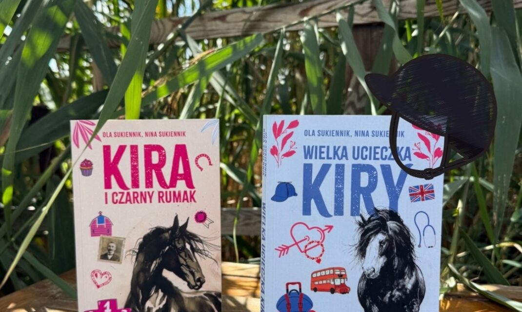 Dwie książki o koniach dla dzieci Kira i czarny rumak oraz Wielka ucieczka Kiry dla grupy wiek 9 stoją na drewnianym stole.